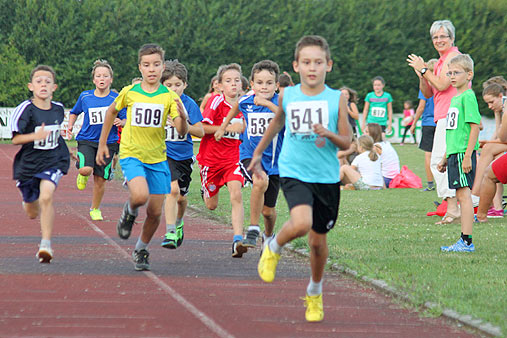 Foto: Viele sportliche Kinder bei den Marktmeisterschaften